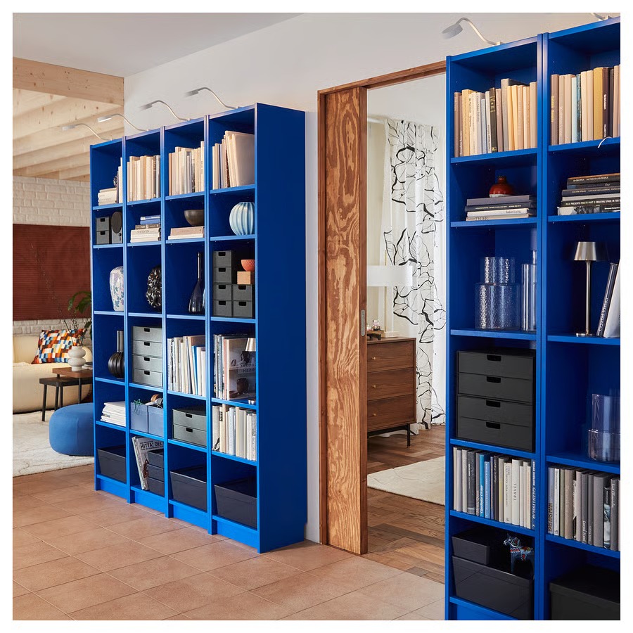 IKEA ridisegna la sua famosa libreria BILLY in blu cobalto, un'edizione limitata da non perdere.
